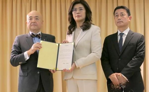 卢秀燕刚给日本地震豪掷10万美元，郑丽文竟单枪匹马杀到日本驻台代表处！7月31日