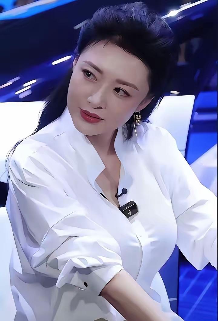 今年2月，58岁的周涛宣布进军短剧圈，这事儿一出来就引发了热议。

有人纳闷她为