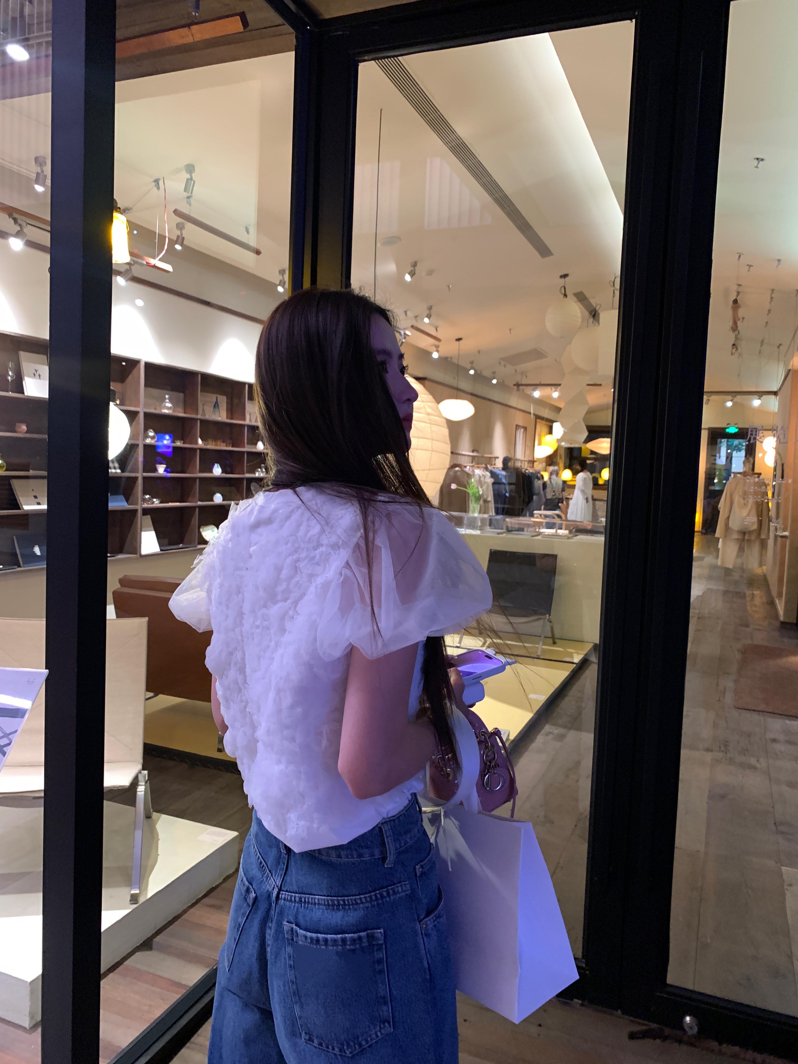 Miu 牛仔 真的可以休闲搭配 也可以乖乖女搭配[doge]喜欢第一张照片[心]