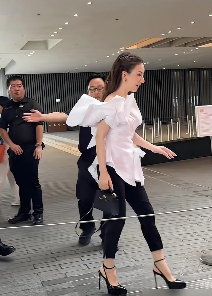 郭富城狠控体重10年只吃一顿半，结婚生3女后破戒：陪娃吃饭比腹肌重要
 郭富城最