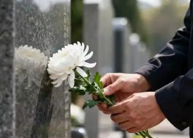 “不争馒头争口气！”7月28日报道，湖北，一男子去给爷爷奶奶扫墓，发现墓碑上唯独