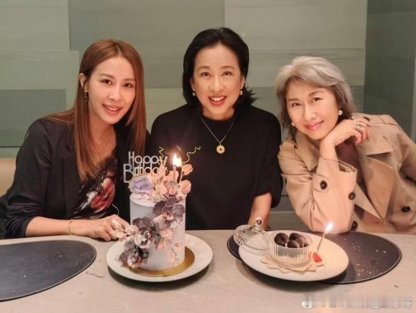 看了叶倩文和叶童的穿搭，真心觉得她们太厉害了！叶倩文一头白发烫卷后精致又时髦，雪
