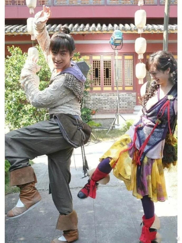 当年的《仙剑3》这么丑的衣服，却没有一点违和感……如果让现在的一些演员穿还不得沦