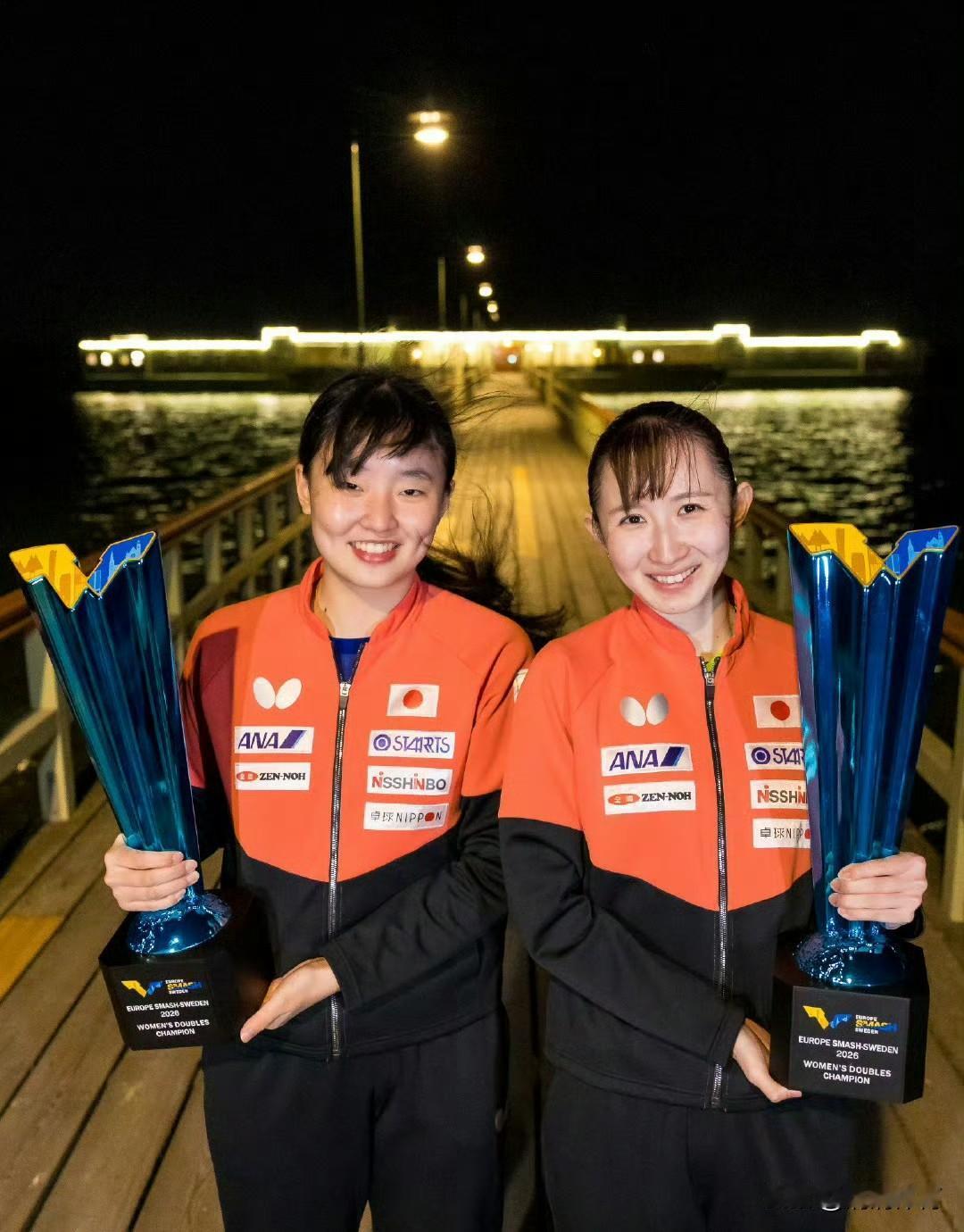 早田希娜、张本美和拿下瑞典大满贯女双冠军。
看着轻松甜美的笑容，可千万不能当成花