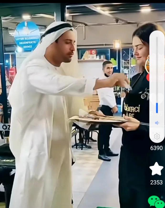 上联：公子心里尽骚事；
下联：？？？