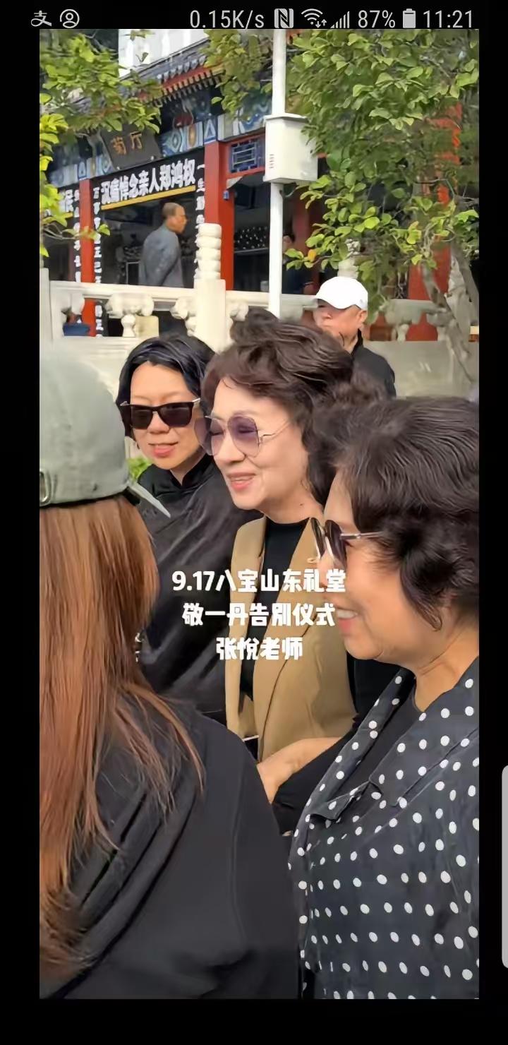 怎么还谈笑风生的？不能强人所难，过分的苛求他人，人不可能每分每秒都保持悲伤表情，