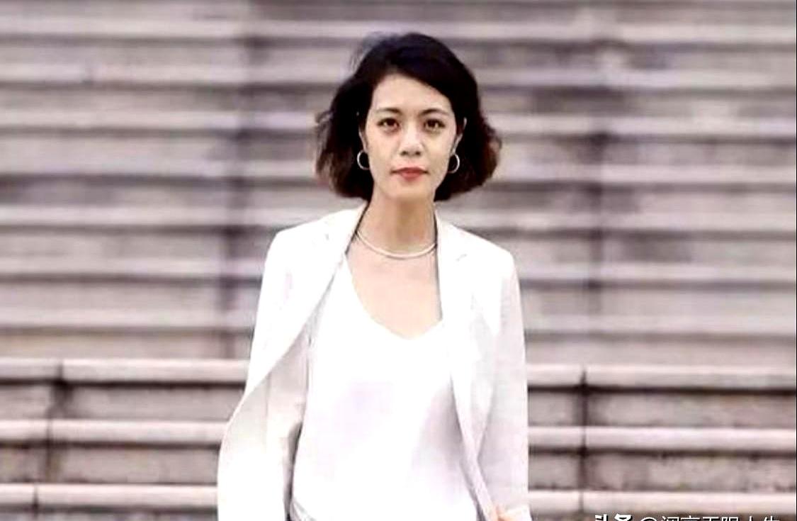 钱这东西，谁都离不开，但真把它看成第一位的人，往往就没那么简单了。
别自欺欺人了
