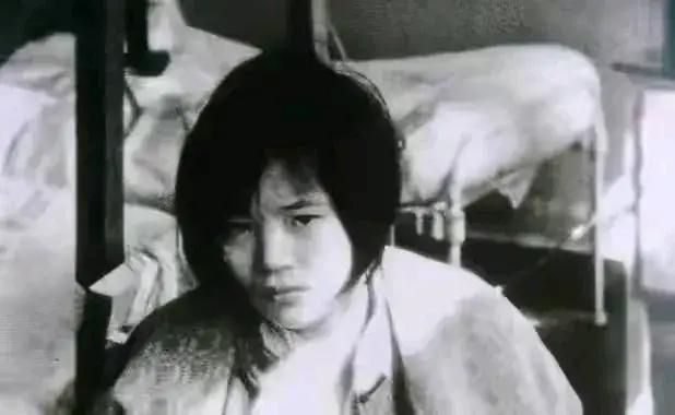 1937年，日军闯进一户人家，竟然对11岁的女孩有了歹心。女孩哀求：“放了我吧，