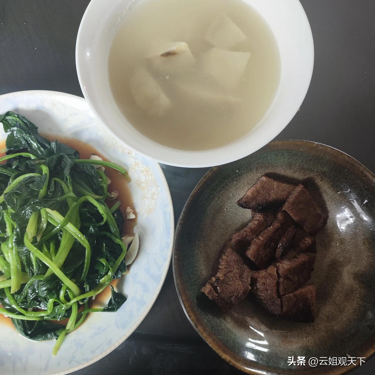 今天的减肥餐，水煮波菜，煎牛排，一个鸡蛋。
照这样吃一个月会不会瘦呢？
减肥瘦身