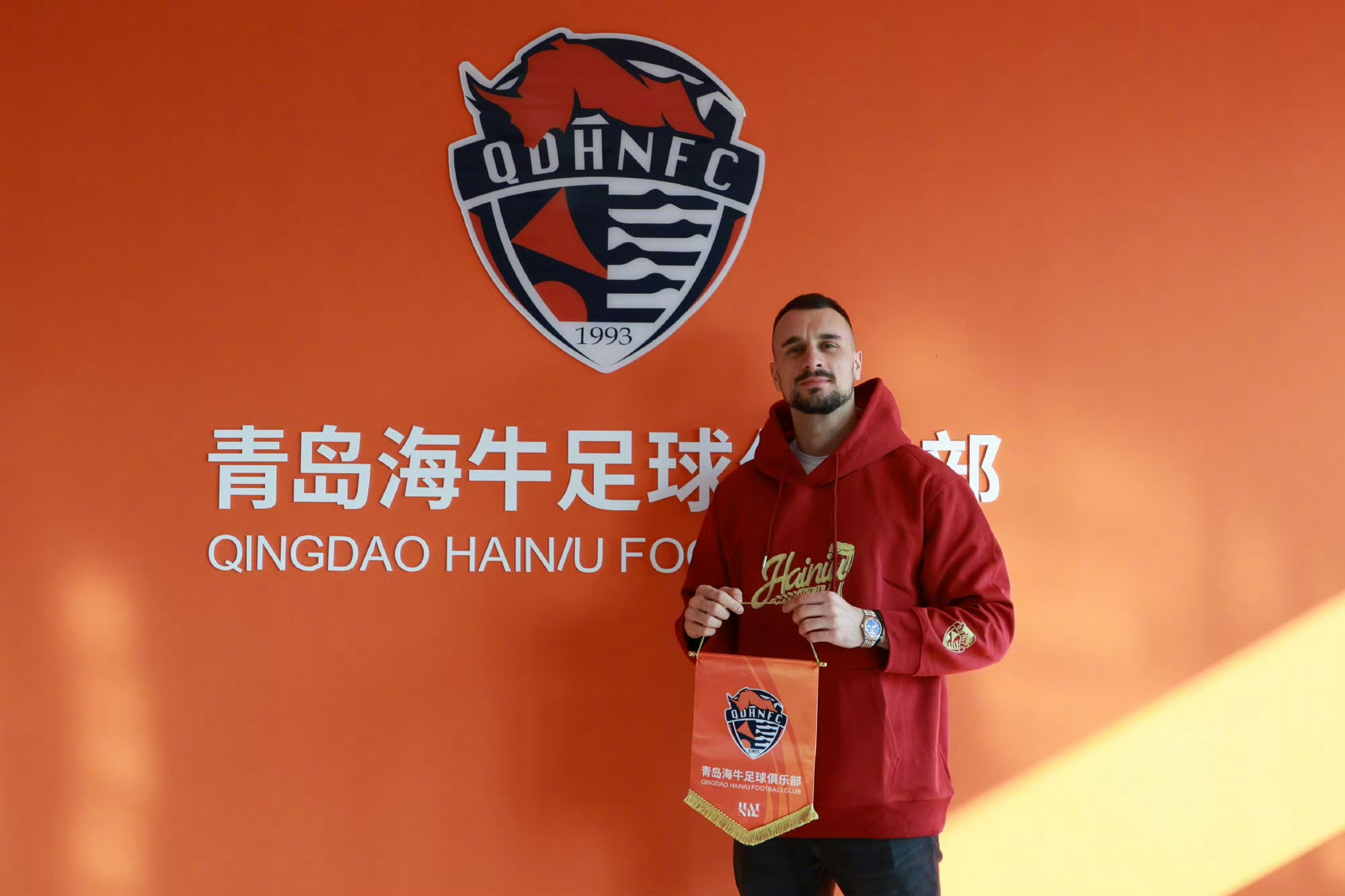 官宣三位新外援加盟：恩约马、梅萨乌迪、安杰尔科维奇。 