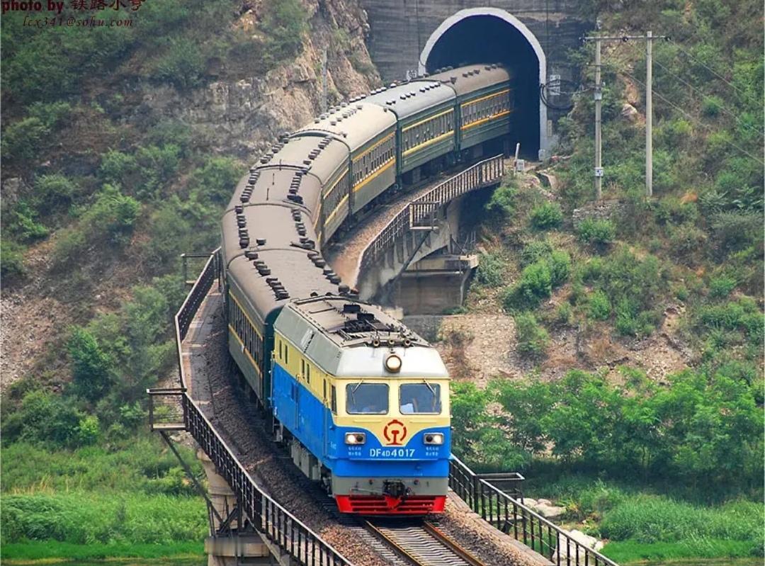 铁路运输不能只图快！还需要兼顾价廉物美和方便群众，铁路运输是公共交通出行的重要方