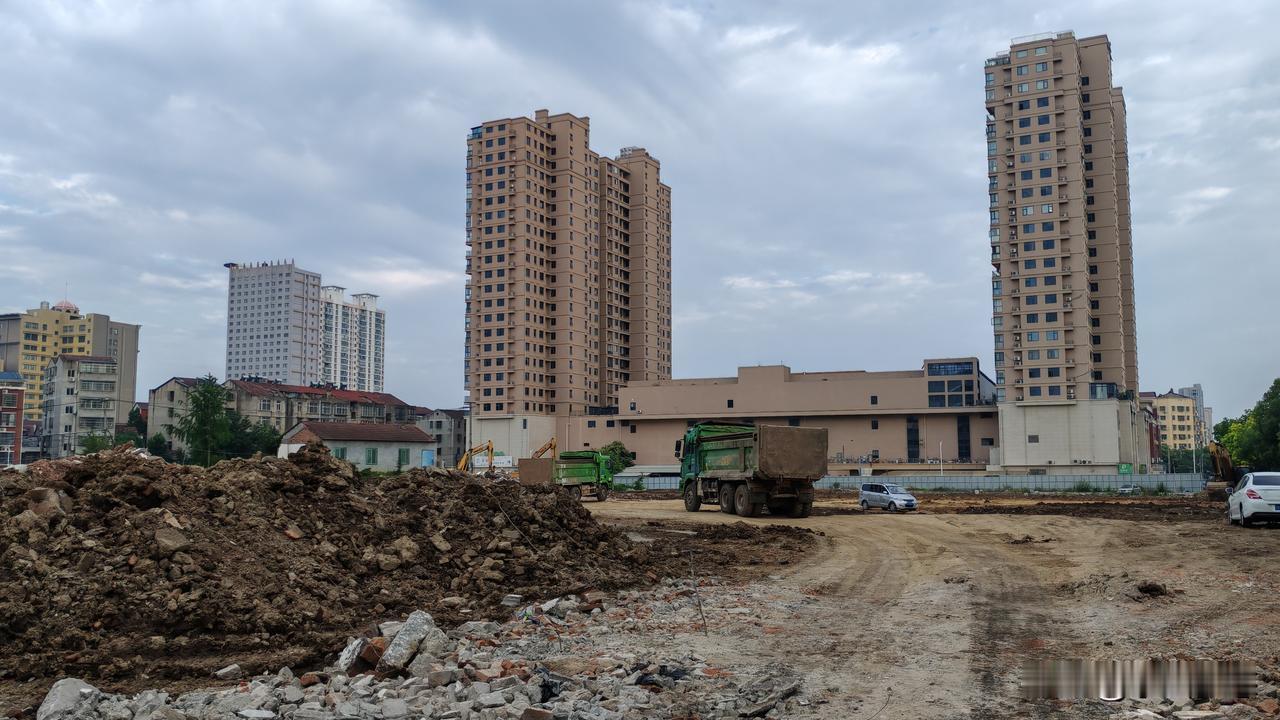 6月15日，京山联合广场旁的城中村，拆迁已近尾声，地面附着物基本清除，工程车进场