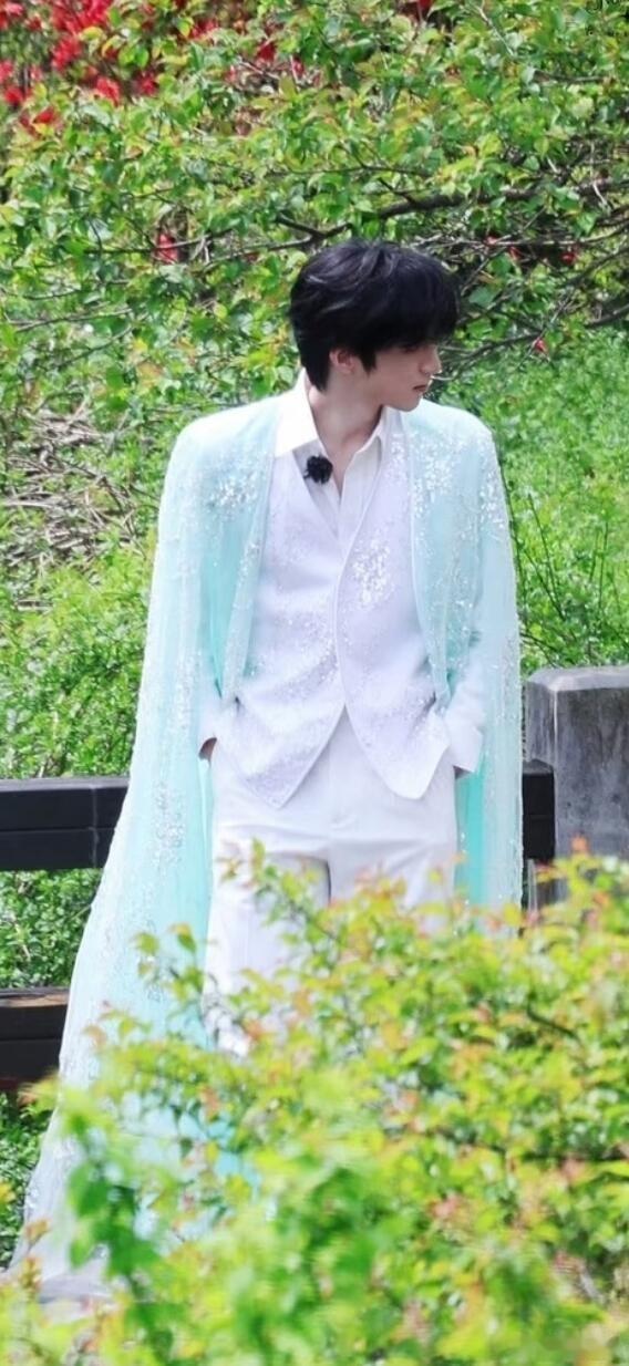 王鹤棣 刘耀文肩巨宽上帝吻过的骨相竟未关任何一扇窗，刘耀文的头肩比真的是老天赏饭