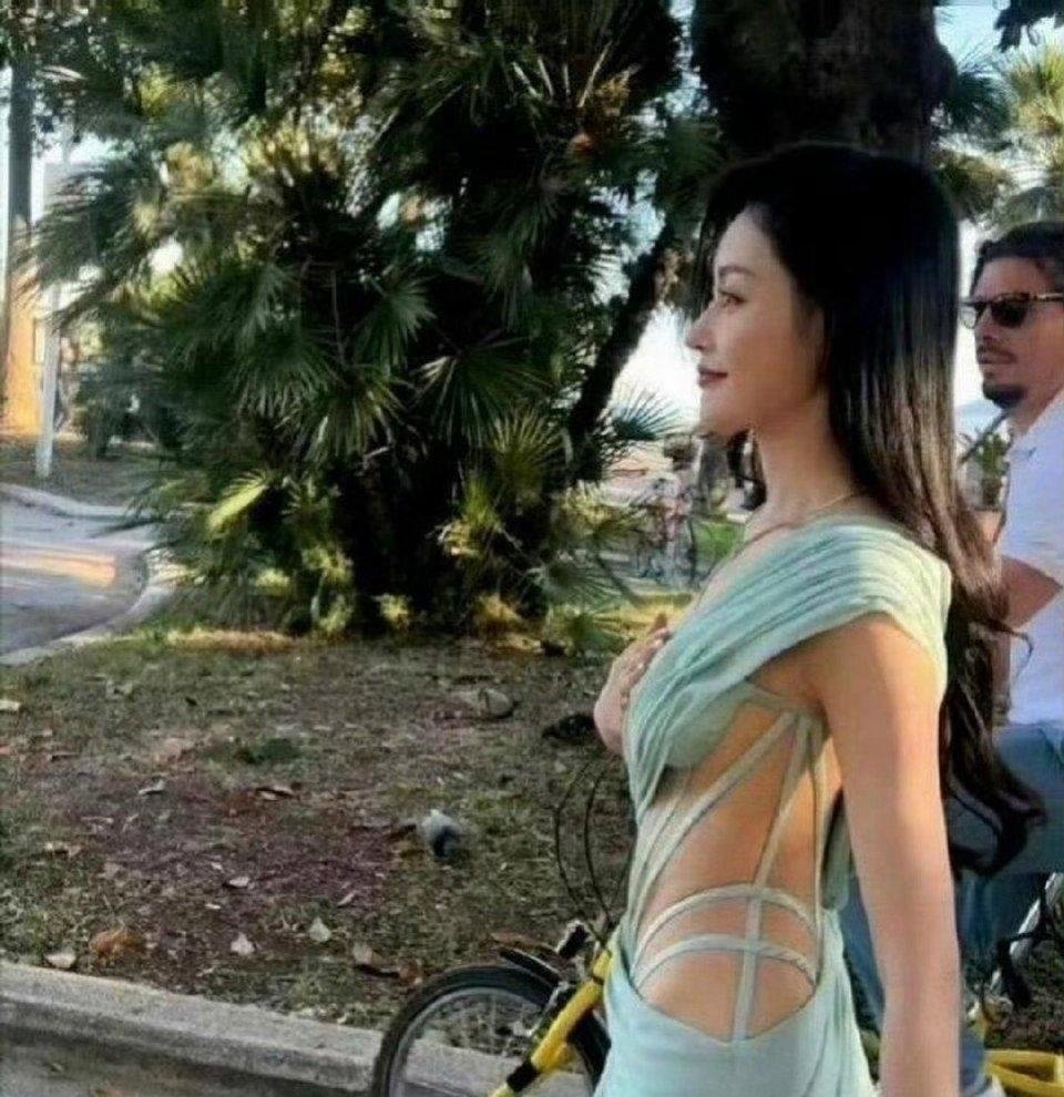 但凡有一点赘肉都穿不了这衣服 