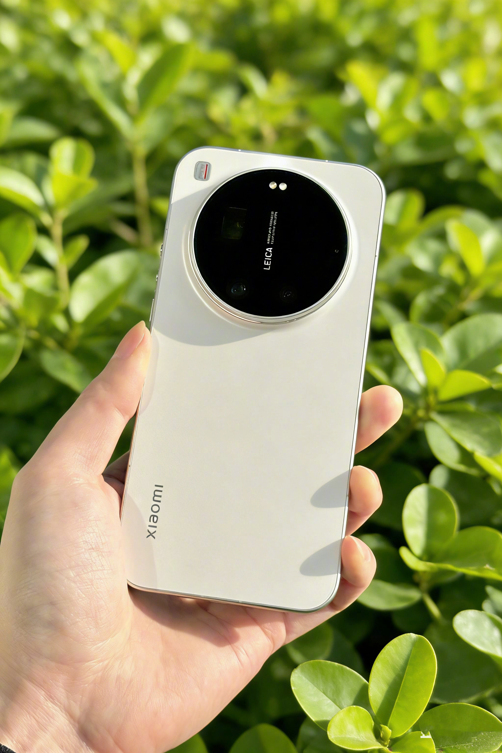 白色的小米17 Ultra，看着太舒服了，手机还是白色的好看，更保值，男女用户都