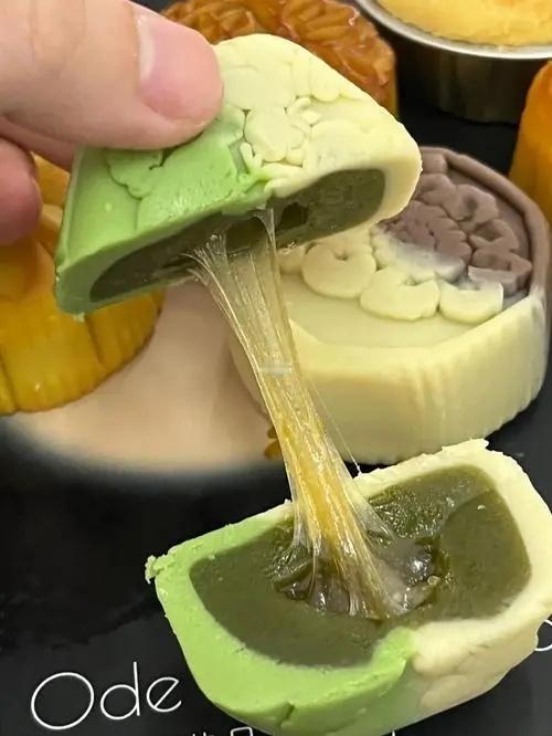 #月饼口味为什么越来越卷# 月饼口味的多样化，让每年的月饼市场都变得精彩纷呈。从