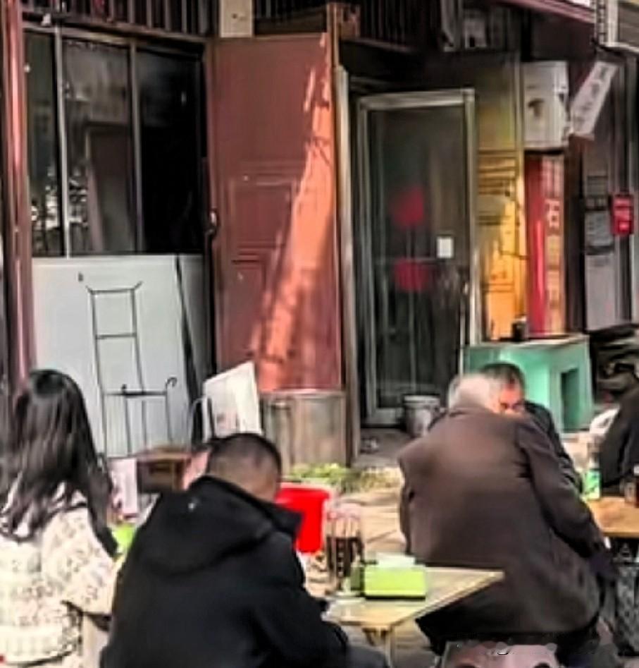 乌啦啦带火河南30年刀削面老店
大量外地食客挤爆小店老板承诺:绝不涨价
“呼吁大