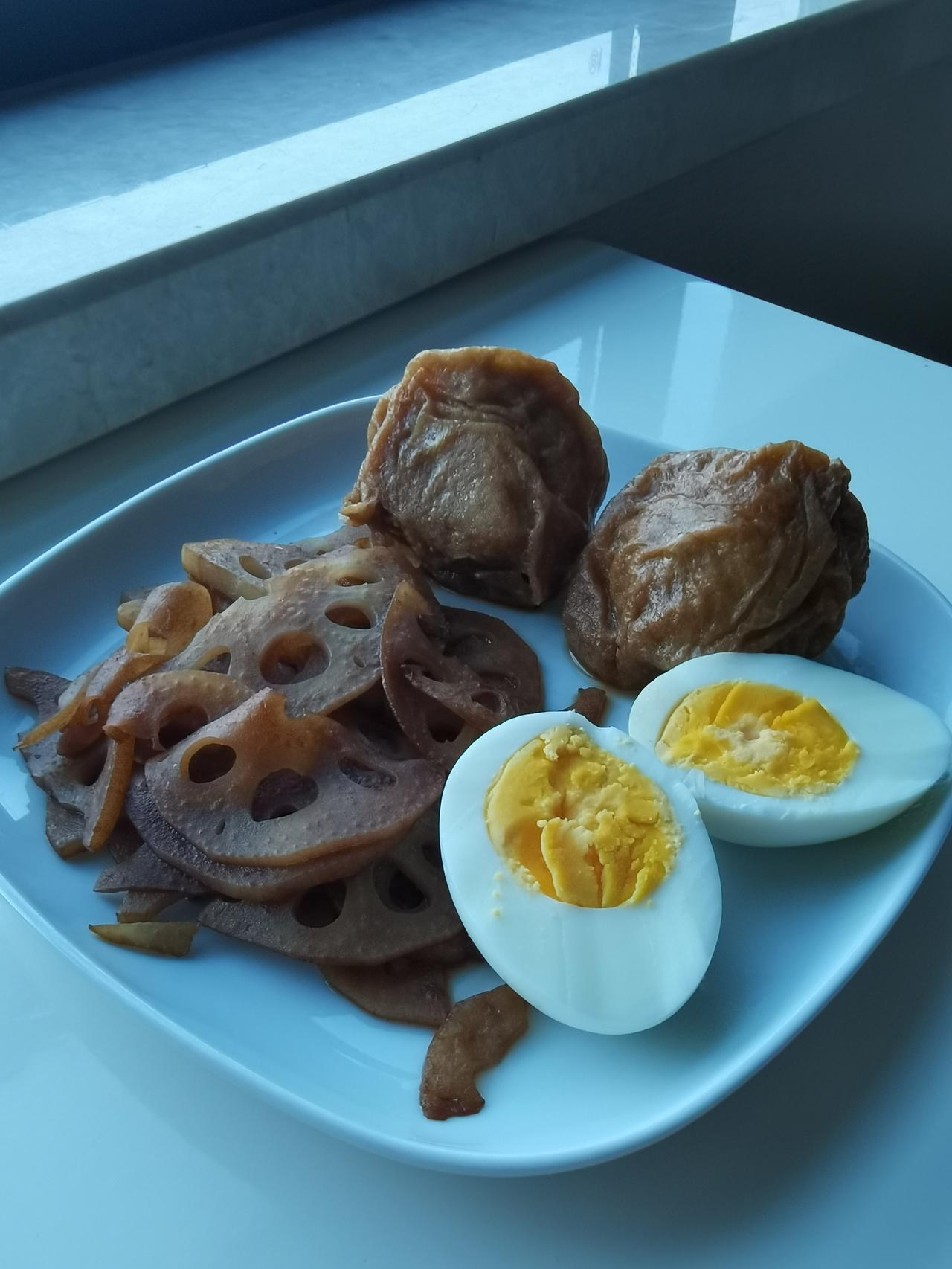 【星期五 早餐打卡】
面筋塞肉、糖醋莲藕、鸡蛋、牛奶咖啡、燕麦块。

【今日小感