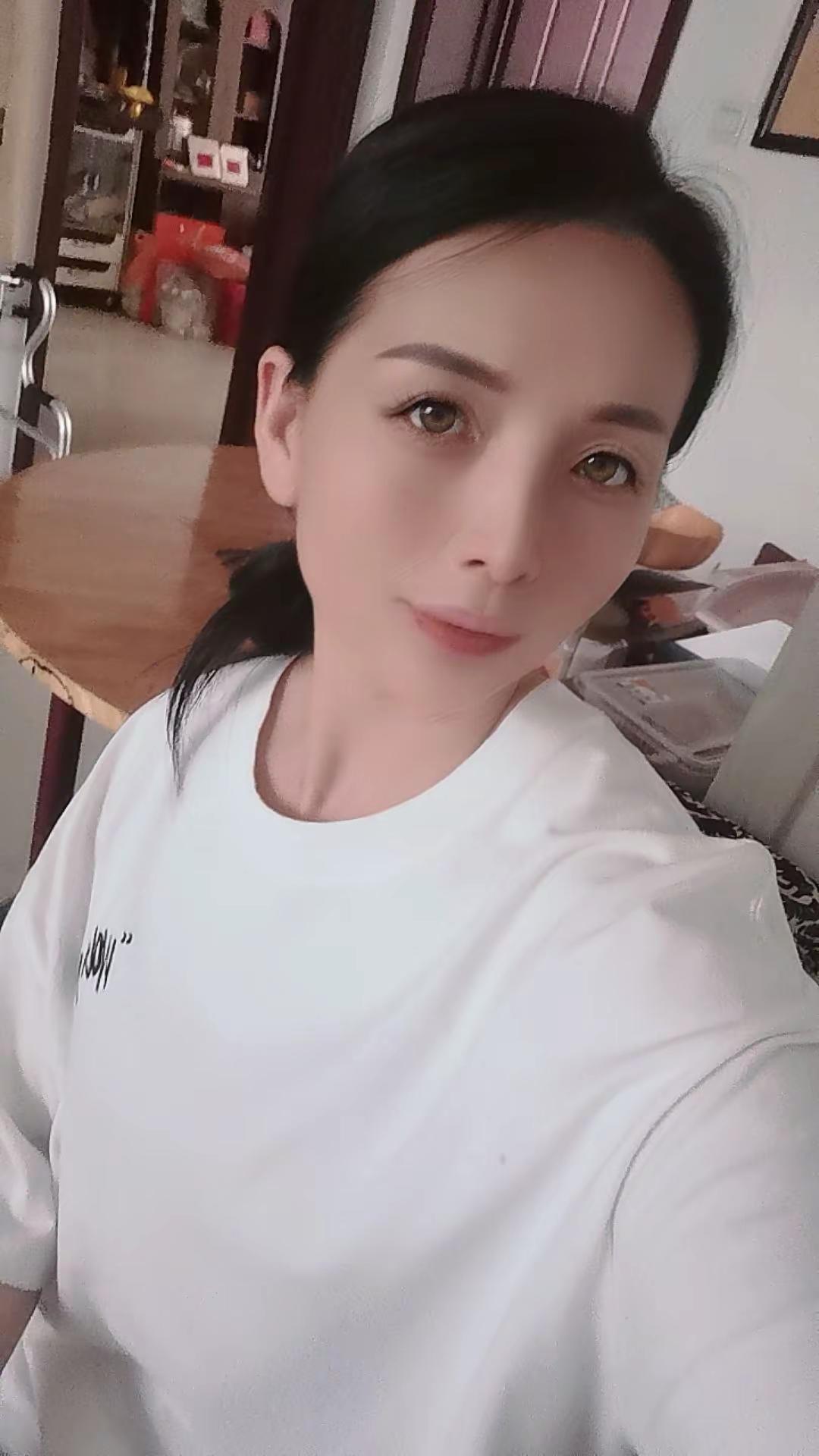 突然好奇想问问老铁们，你们穿39.9块的短袖吗？大大方方的去上班。