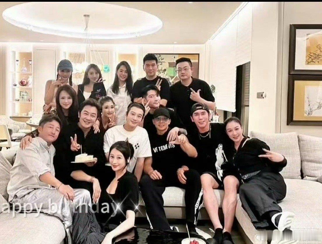#陈浩民老婆回应叶珂参加生日会# 你们不觉得这张合照奇怪吗？黄晓明咖位最大，当之