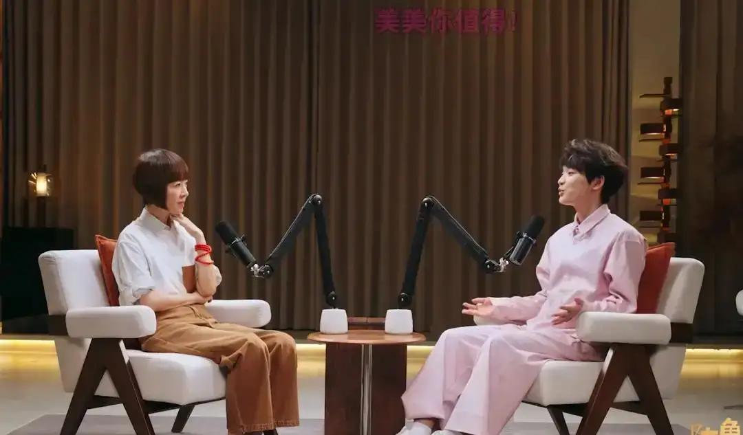 网红钟美美被采访，
我比较惊讶的是，
他明明是一个男孩子，为什么会起一个女孩子的
