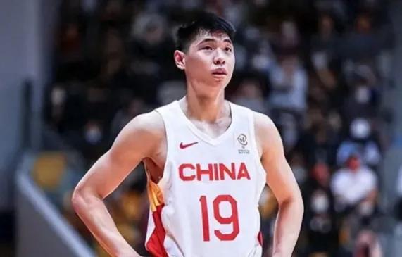 崔永熙想去欧洲

来自中国男篮的年轻球员崔永熙，他现在的位置其实比较模糊，在广州