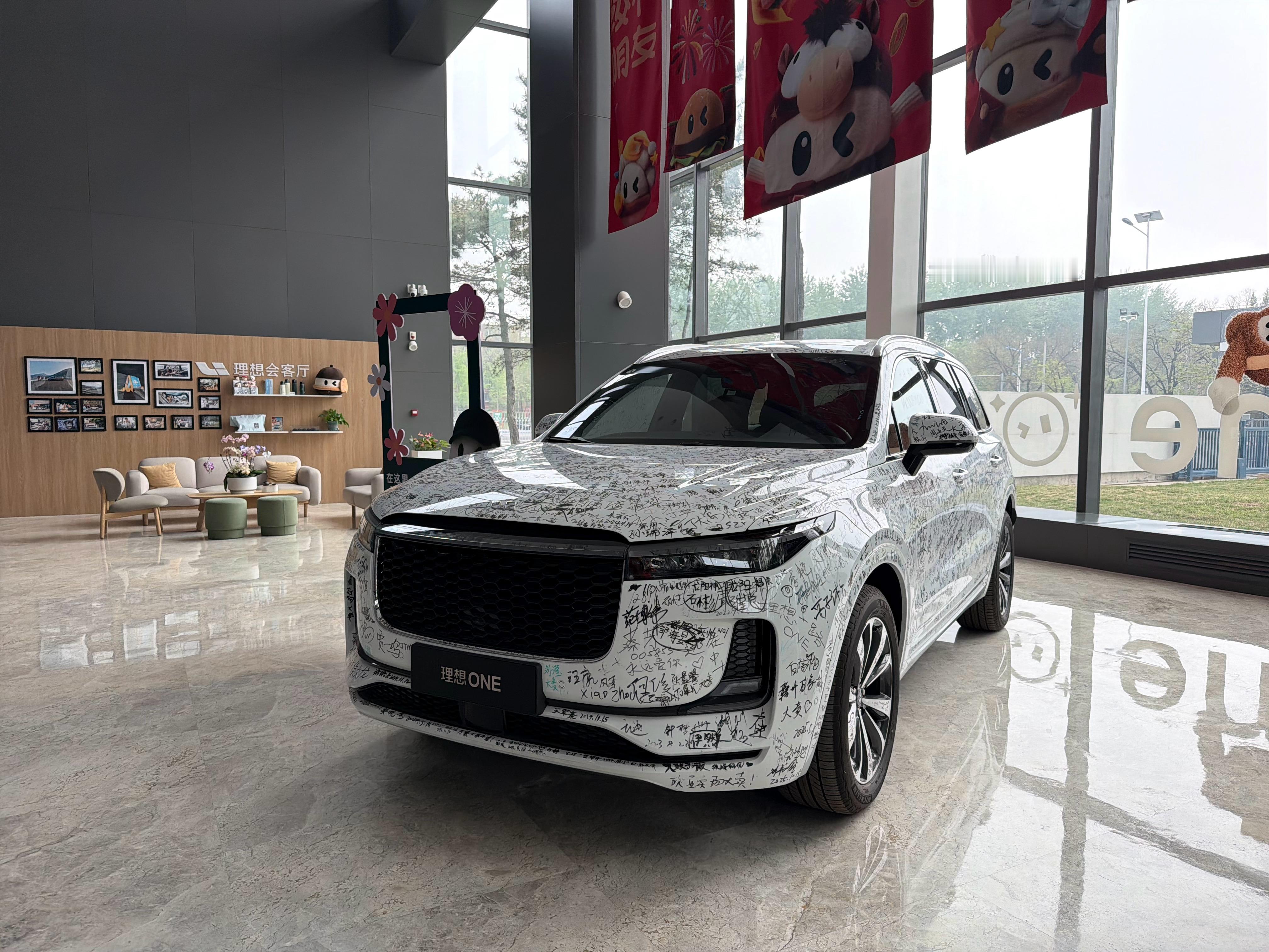 汤哥说每次拍这台签名车都很有流量，但我没成功过…干脆把流量本人也拉来拍，大家猜猜