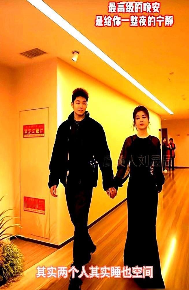 55岁女老板掏出1200万，把劳斯莱斯钥匙抛给25岁男友：“因为他喜欢。”
 