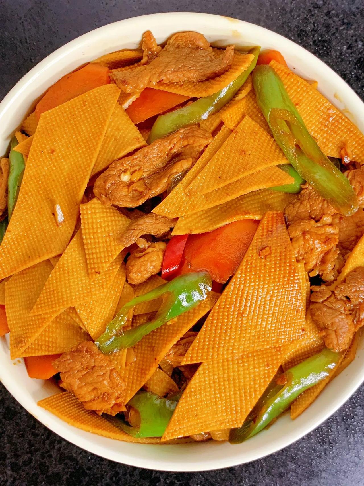 又发现了一道堪称下饭神器的菜
千张肉丝，没尝试过的一定去试试，这个搭配绝了
做法