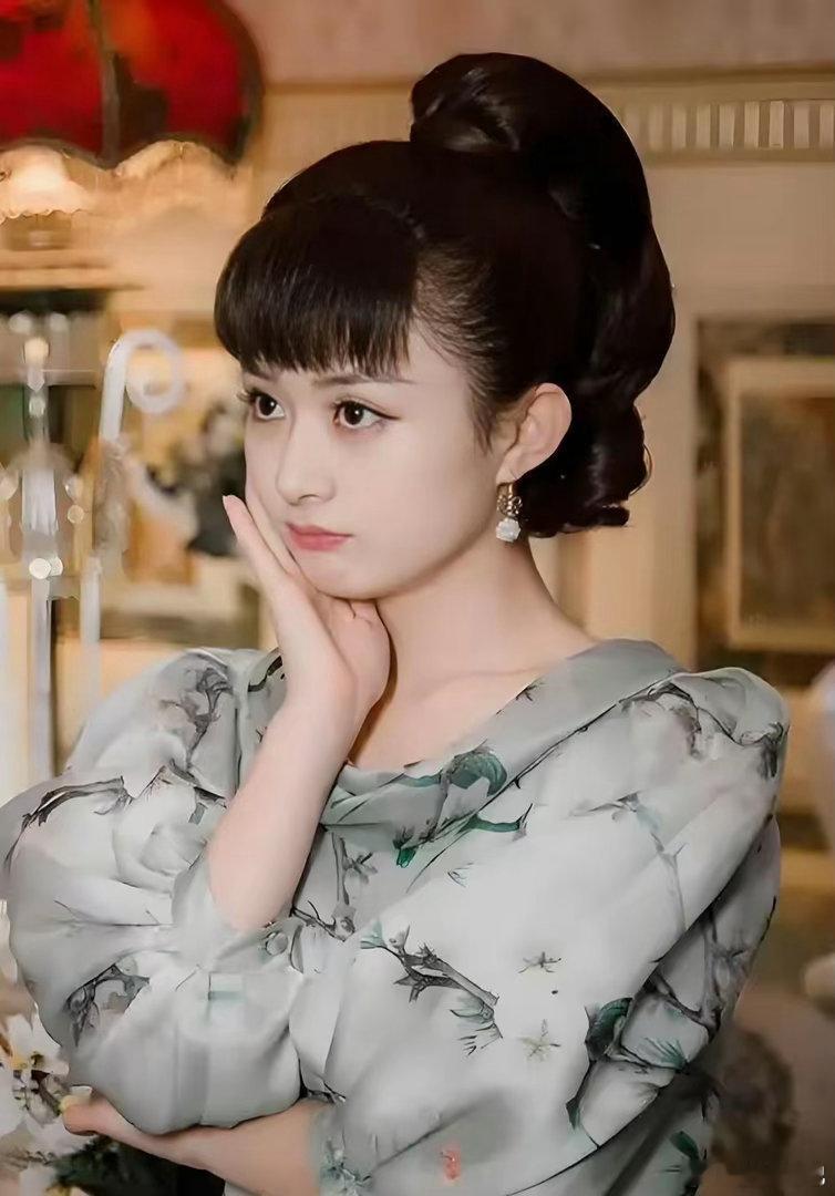 《九门》今日开播尹新月出戏冲上热搜以赵丽颖现在的地位是不可能去客串这样一个小角色