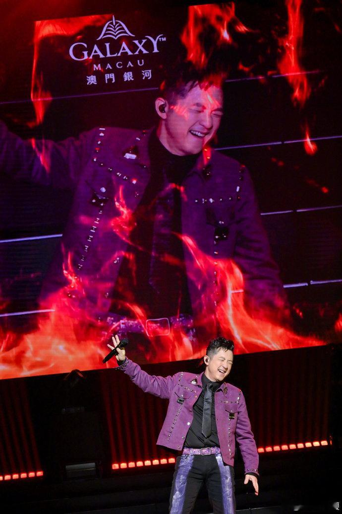 庾澄庆话筒摔了现场直接上演趣味名场面，庾澄庆老师当场随手把话筒摔了出来歌手发布会