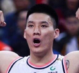 他的基本功没有练好，只知道拔高飞天遁地展现他弹跳能力，暴扣能力，而不是扎扎实实练