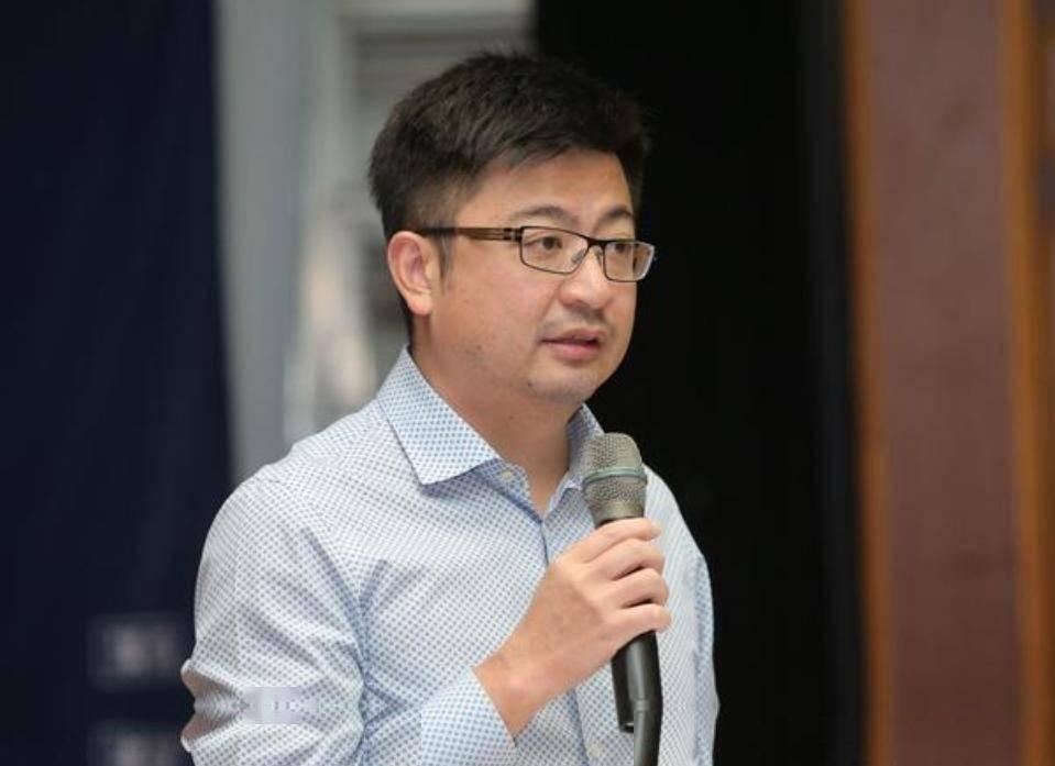 谢典霖位置被许原龙暂代了，王惠美宣告新的人事安排。就在9月21日，由于谢典霖被裁