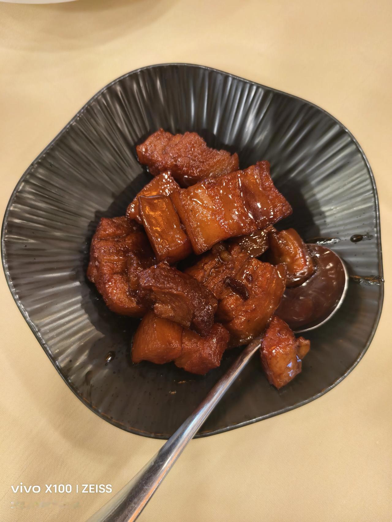 今天的快乐是这桌家常菜给的！红烧肉软糯入味，豆腐羹鲜掉眉毛，清炒时蔬清爽解腻，简