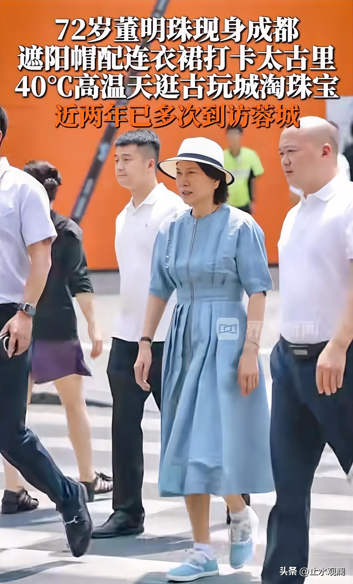 72岁董明珠逛太古里，被网友拍到了。

不少人都在说她看着像50岁，步履矫健、神