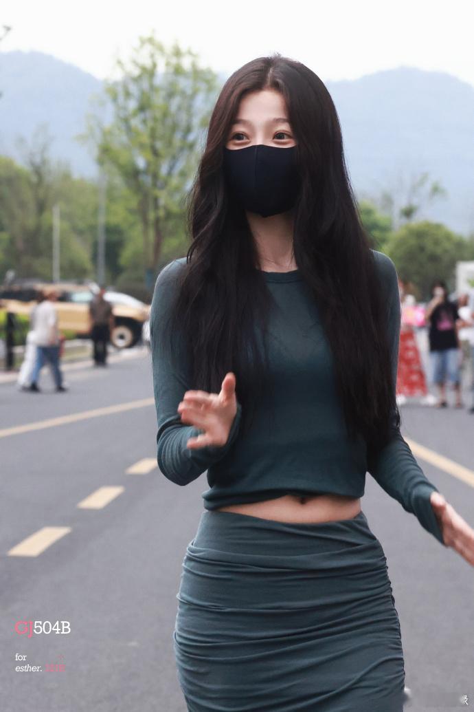 虞书欣女神中的女神虞书欣最新路透，紧身裙尽显女人味，真正的女神中的女神 ​​​