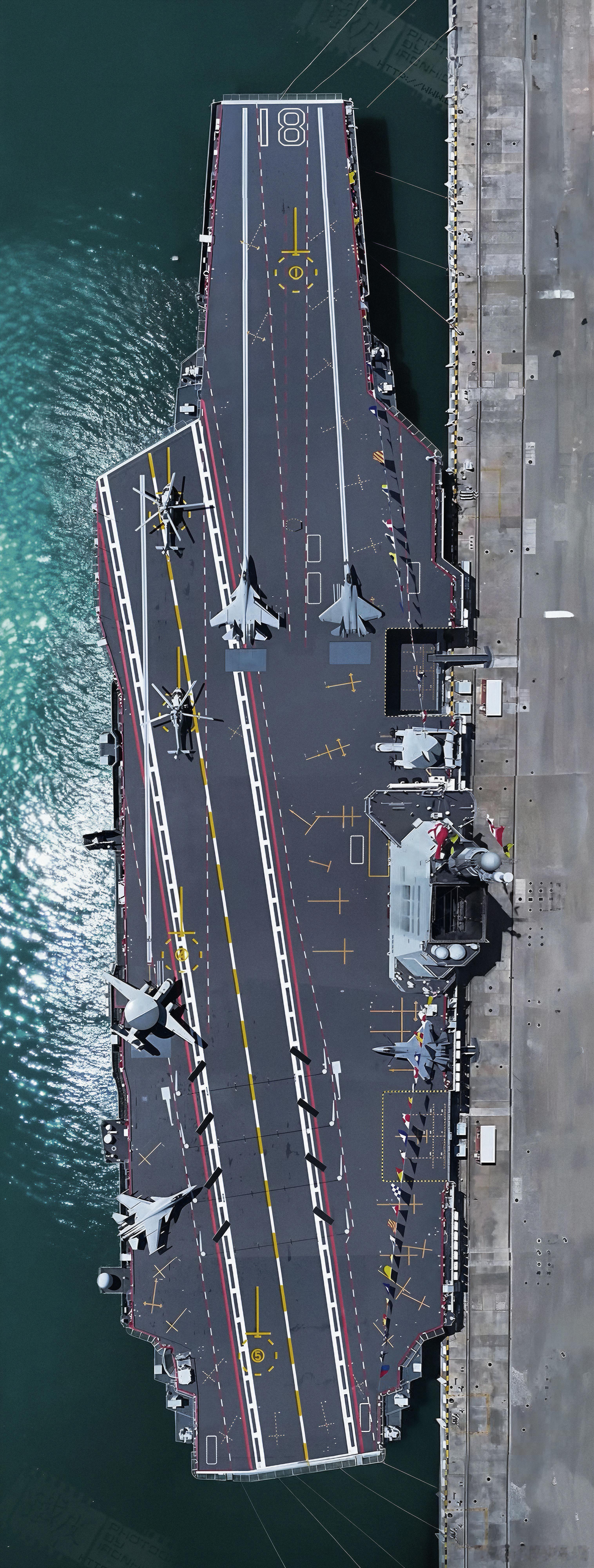 入役仪式上的福建舰俯视高清大图，纵向像素 8000px。之前网上都有这张利用央视