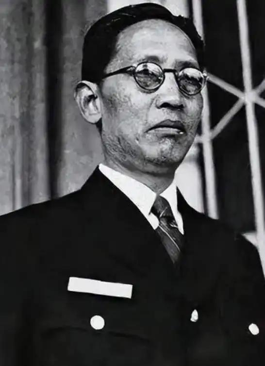 1949年1月，叶秀峰在忙工作。一名下属硬着头皮开口：“太平轮沉了，您的儿子……
