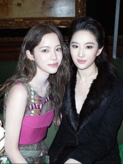 刘亦菲欧阳娜娜秀场合影 刘亦菲欧阳娜娜秀场合影有，两个大美女对我眼睛很好，都太美