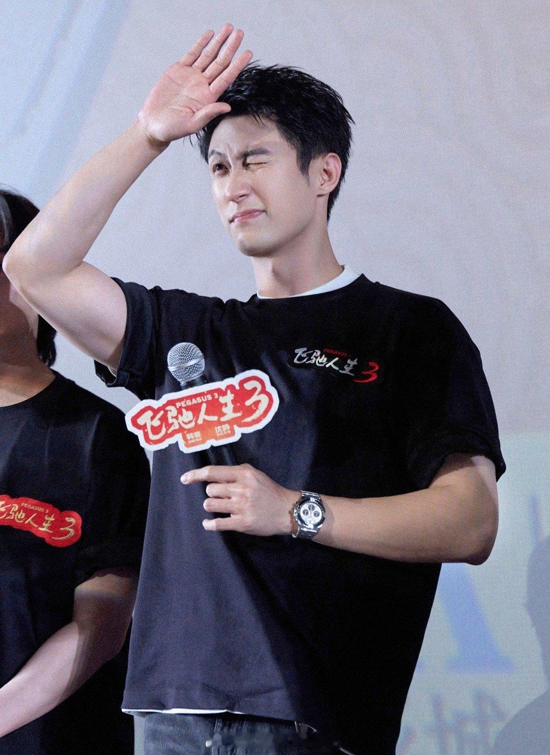 黄景瑜裤兜进入瑜伽裤时代电影飞驰人生3 黄景瑜用实际行动告诉大家：男装口袋能装到