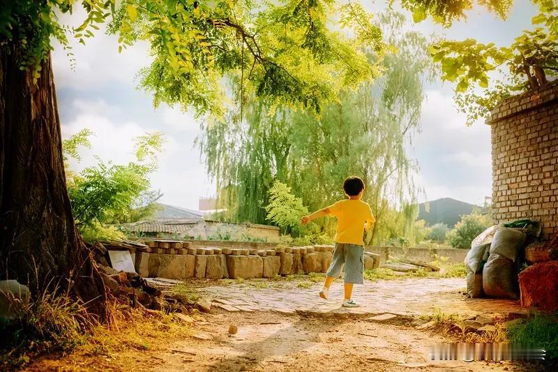 小时候在农村的一件事让我至今难忘。上世纪五十年代我生于农村，那时生活贫困，小孩很