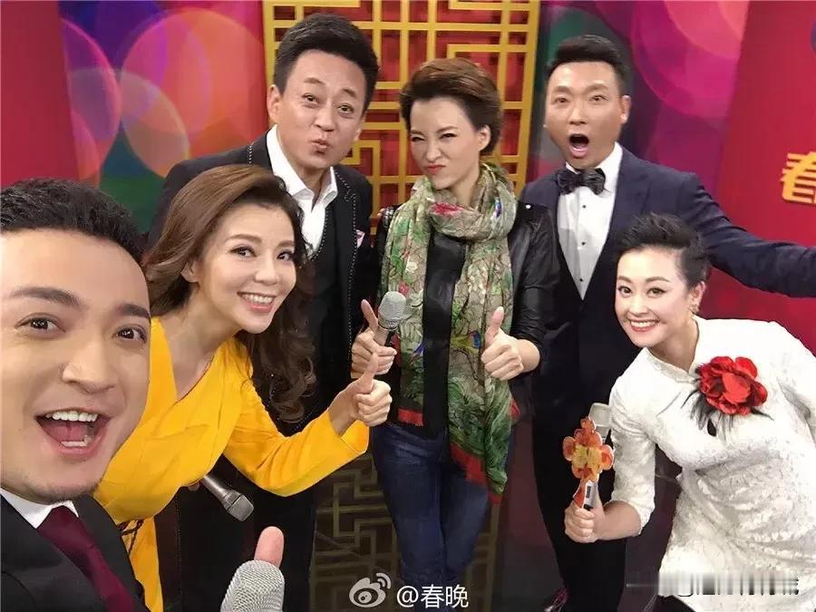瞅了半天，照片中的三位男士三位女士只认识五位，永站C位的朱军，董卿；靠近核心的朱