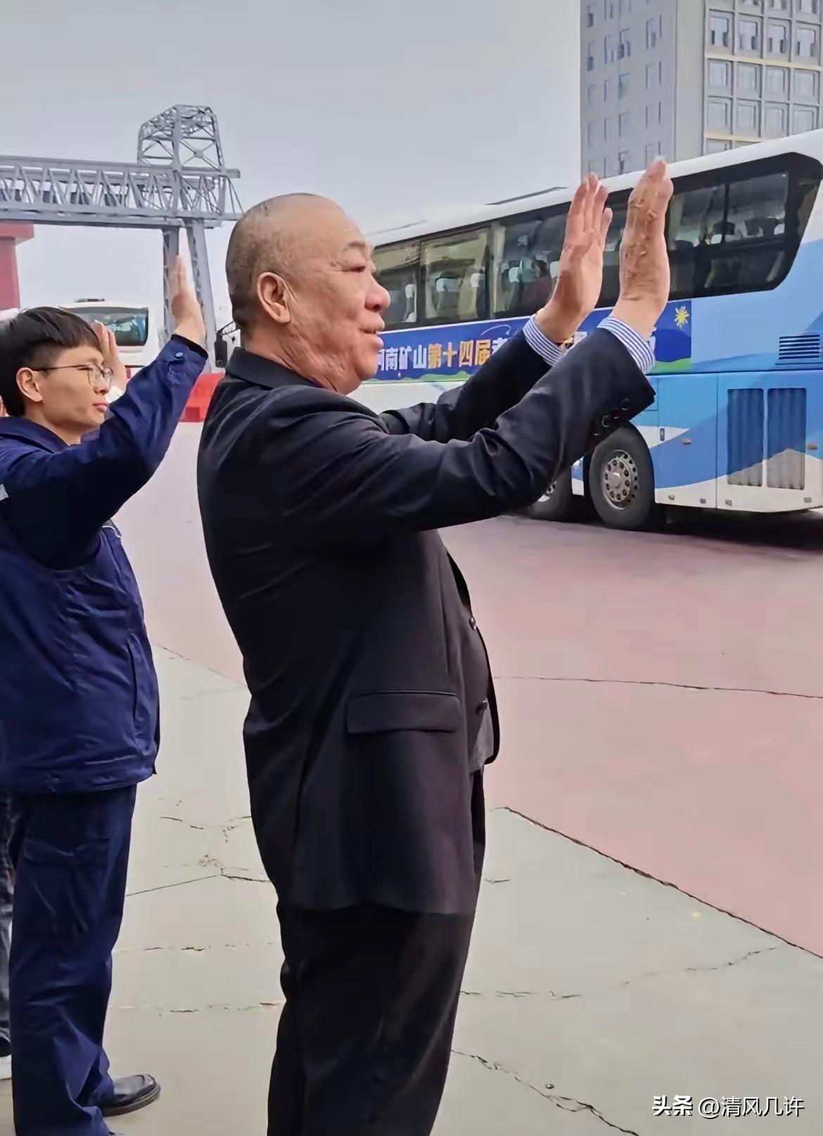 早晨五点多，天刚蒙蒙亮。
崔培军站在车队前面，78辆大巴整整齐齐排着，他挨个给司