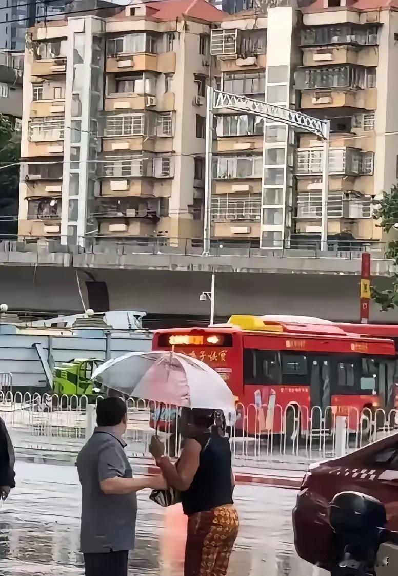 “太无语了”天下着大雨，出租车司机送一名外籍女子到目的地后，这名外籍女子想坐霸王