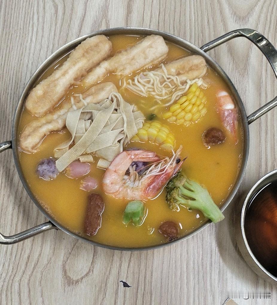今天逛街本来想给自己买一束康乃馨的，不过我刷到一条新闻，改变了我的想法，我转头去