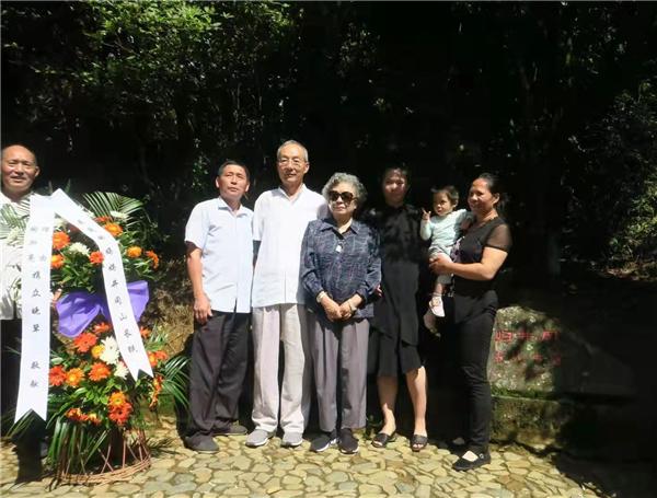 2018年前后，陶斯亮与丈夫理由、同母异父兄长石草龙（石来发之子）等家人专程前来
