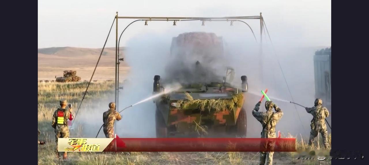 大场面！还真是第一次见到，防生化洗消作业，装甲防空集群经过生化污染区域，遭遇生化