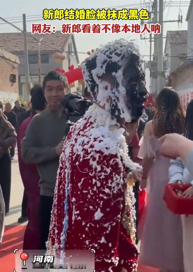 太过分了！12月2日报道河南一新郎结婚，没想到，他才刚下婚车，就被一群人围堵，将