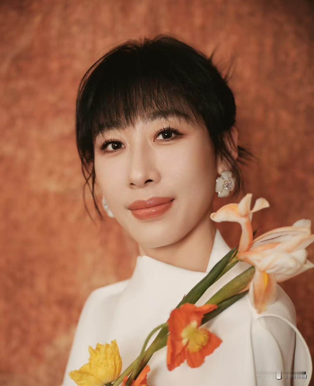 这首歌像一面哈哈镜，照出了人和仙的荒诞。才女任素汐的《张仙语三》太妙了：张三问天