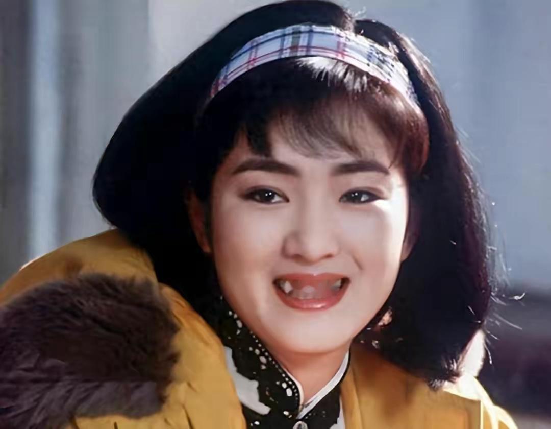 当年，向华强带巩俐回酒店房间，巩俐吓得两腿发软，赶紧躲进洗手间半天不出，向华强在